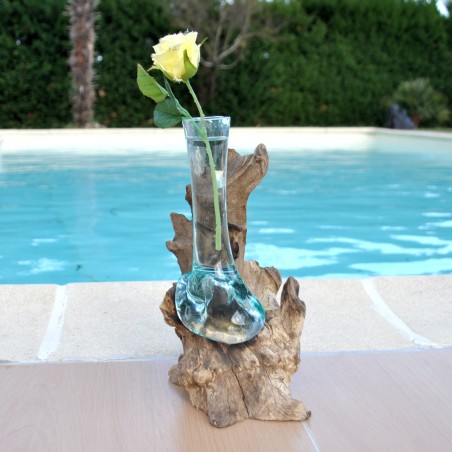 Un soliflore en verre recyclé soufflé en fusion sur du bois flotté.