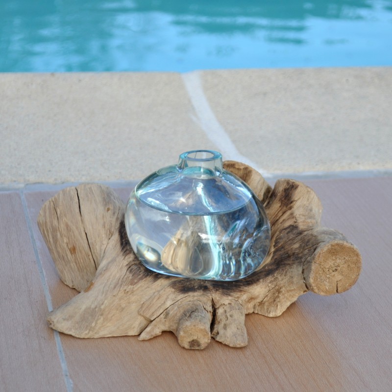 Un superbe diffuseur de parfum en verre recyclé soufflé en fusion sur du bois flotté