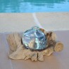 Un superbe diffuseur de parfum en verre recyclé soufflé en fusion sur du bois flotté
