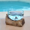 Un terrarium, saladier ou ramequin en verre recyclé soufflé coulé en fusion sur du bois flotté.