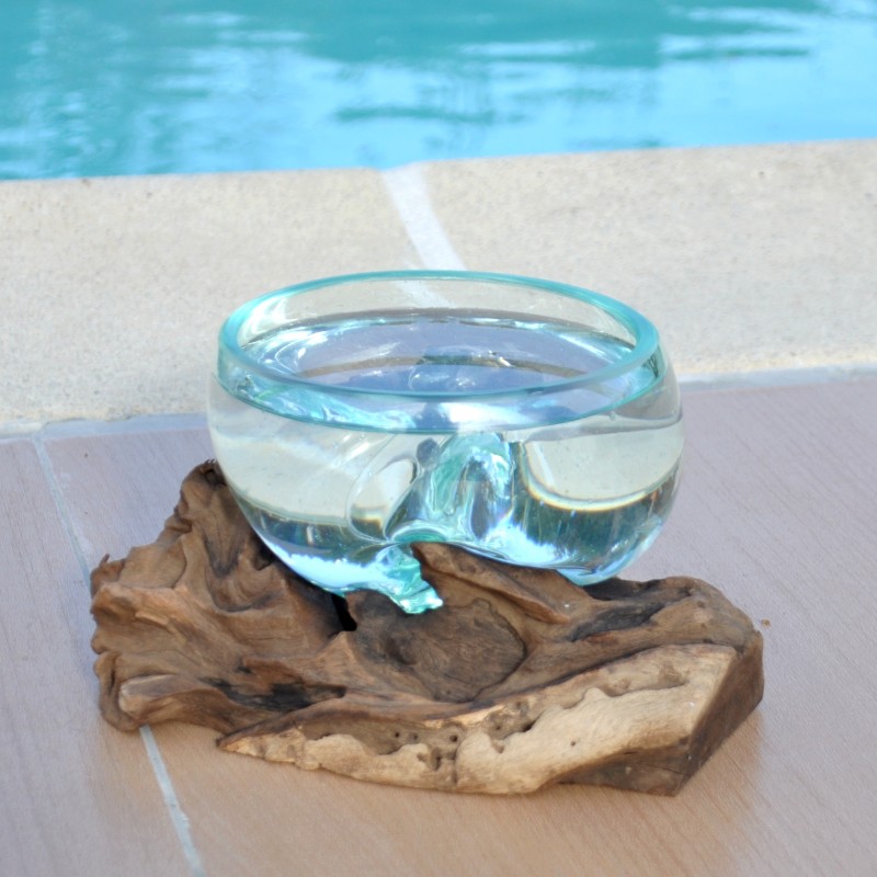 Saladier ou ramequin en verre recyclé soufflé coulé en fusion sur du bois flotté.