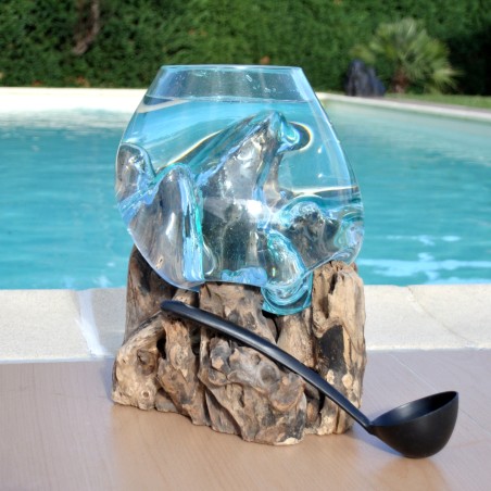 Un splendide aquarium ou bol à punch en verre recyclé soufflé sur une racine.