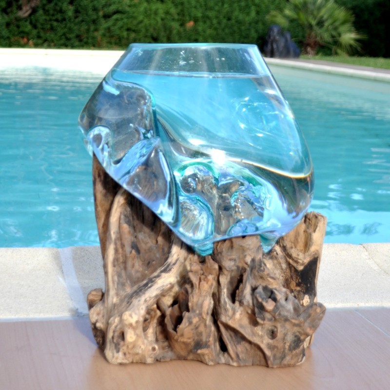 Un splendide aquarium ou bol à punch en verre recyclé soufflé sur une racine.