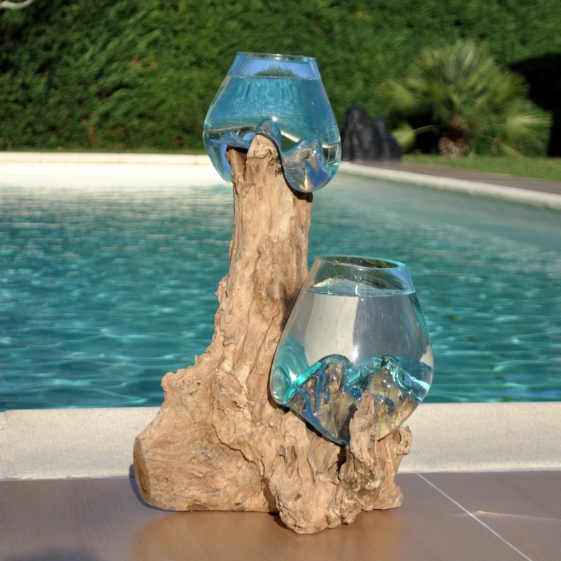 Deux aquariums en verre recyclé soufflé en fusion directement sur du bois flotté, les verres sont amovibles