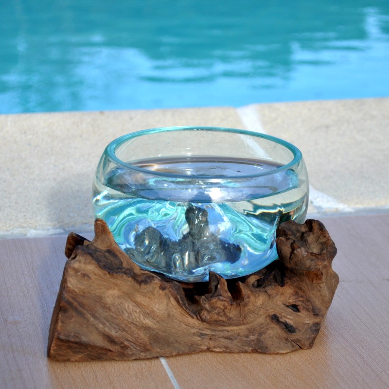 Terrarium, saladier ou ramequin en verre recyclé soufflé coulé en fusion sur du bois flotté.