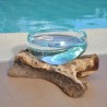 Un terrarium, saladier ou ramequin en verre recyclé soufflé coulé en fusion sur du bois flotté.