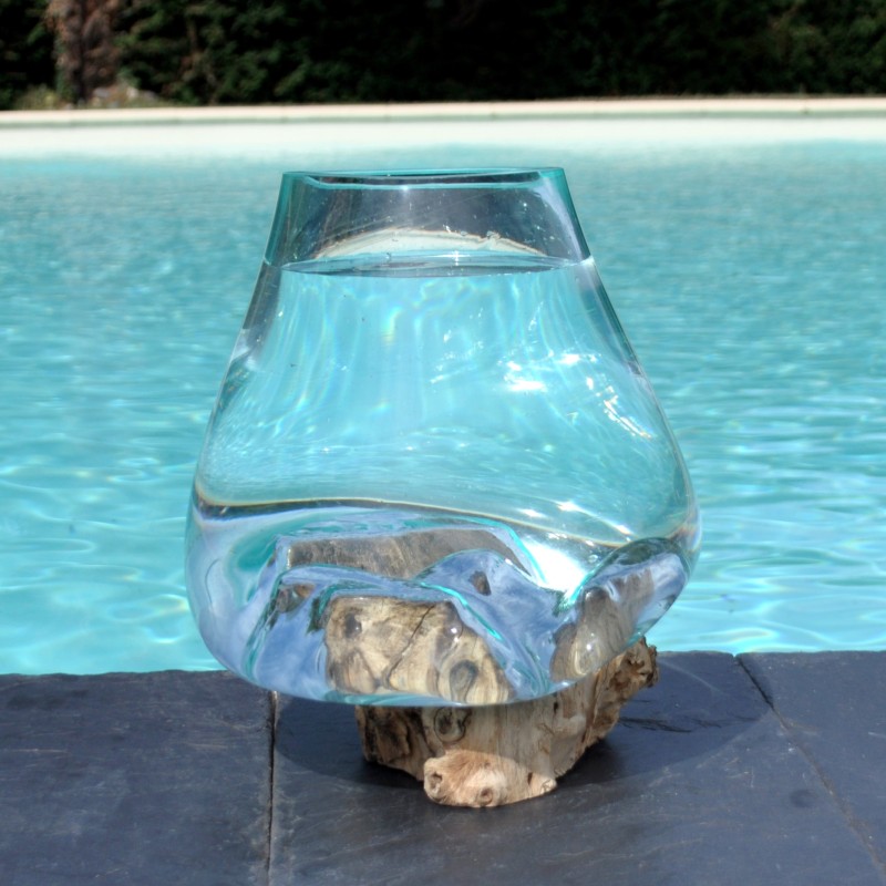 Verre recyclé soufflé et moulé en fusion sur du bois flotté de teck