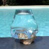 Verre recyclé soufflé et moulé en fusion sur du bois flotté de teck