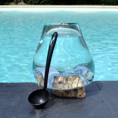 Verre recyclé soufflé en fusion sur du bois flotté