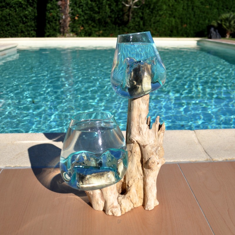 Deux aquariums en verre recyclé soufflé en fusion directement sur du bois flotté, pour le lavage, les verres sont amovibles.