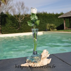 Un soliflore en verre recyclé soufflé en fusion sur du bois flotté et le verre se sort pour le lavage