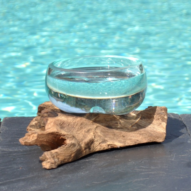 Un terrarium, saladier ou ramequin en verre recyclé soufflé coulé en fusion sur du bois flotté.
