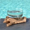 Un terrarium, saladier ou ramequin en verre recyclé soufflé coulé en fusion sur du bois flotté.