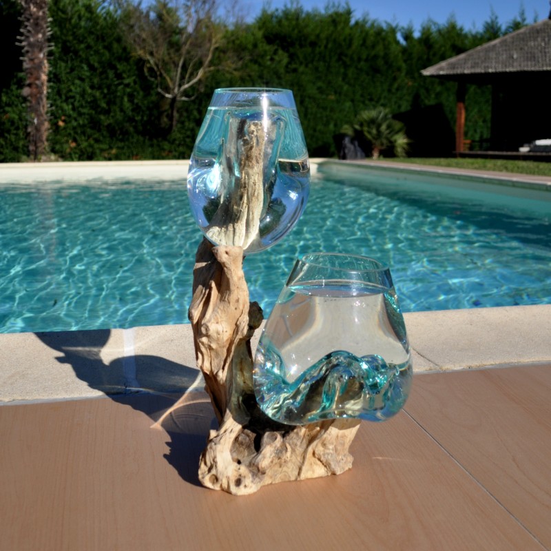 Deux aquariums en verre recyclé soufflé en fusion directement sur du bois flotté, les verres sont amovibles