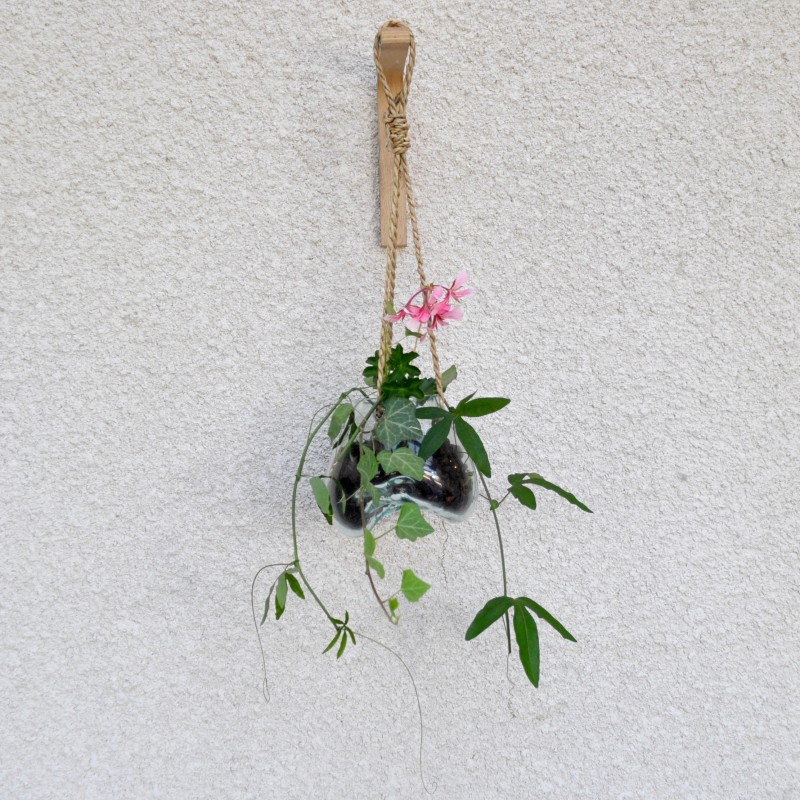 Vase à suspendre en verre recyclé soufflé à la bouche en fusion sur du bois flotté, le vase est amovible pour le lavage