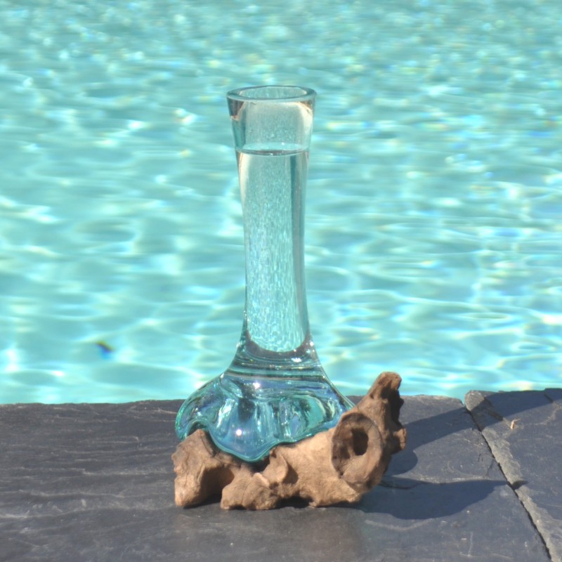 Un soliflore en verre recyclé fondu puis soufflé en fusion sur du bois flotté et le verre se sort pour le lavage