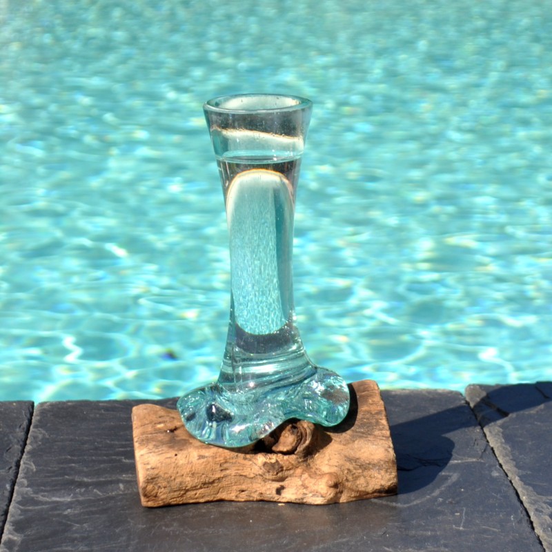 Un soliflore en verre recyclé soufflé en fusion sur du bois flotté
