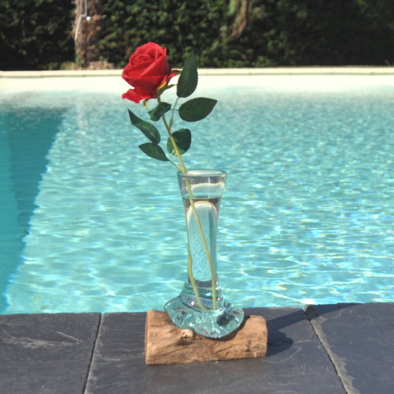 Un soliflore en verre recyclé soufflé en fusion sur du bois flotté et le verre se sort pour le lavage