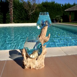 Deux aquariums en verre recyclé soufflé en fusion directement sur du bois flotté, les verres sont amovibles