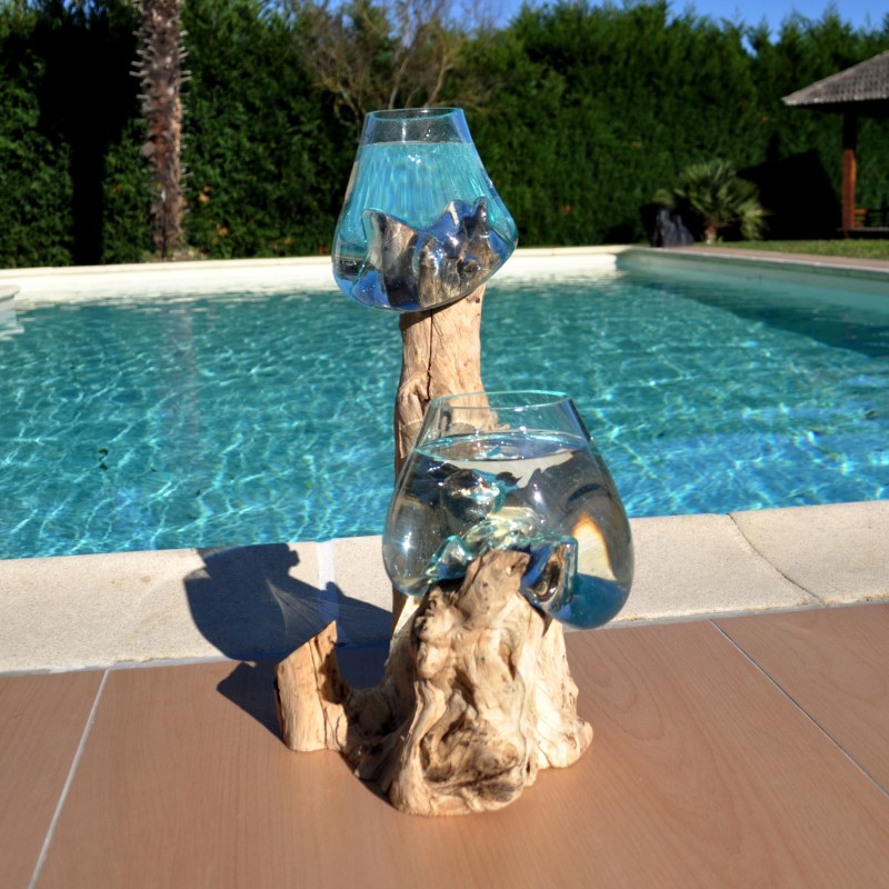 Deux aquariums en verre recyclé soufflé en fusion directement sur du bois flotté, pour le lavage, les verres sont amovibles.