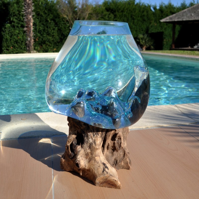 Verre recyclé soufflé et moulé en fusion sur du bois flotté de teck