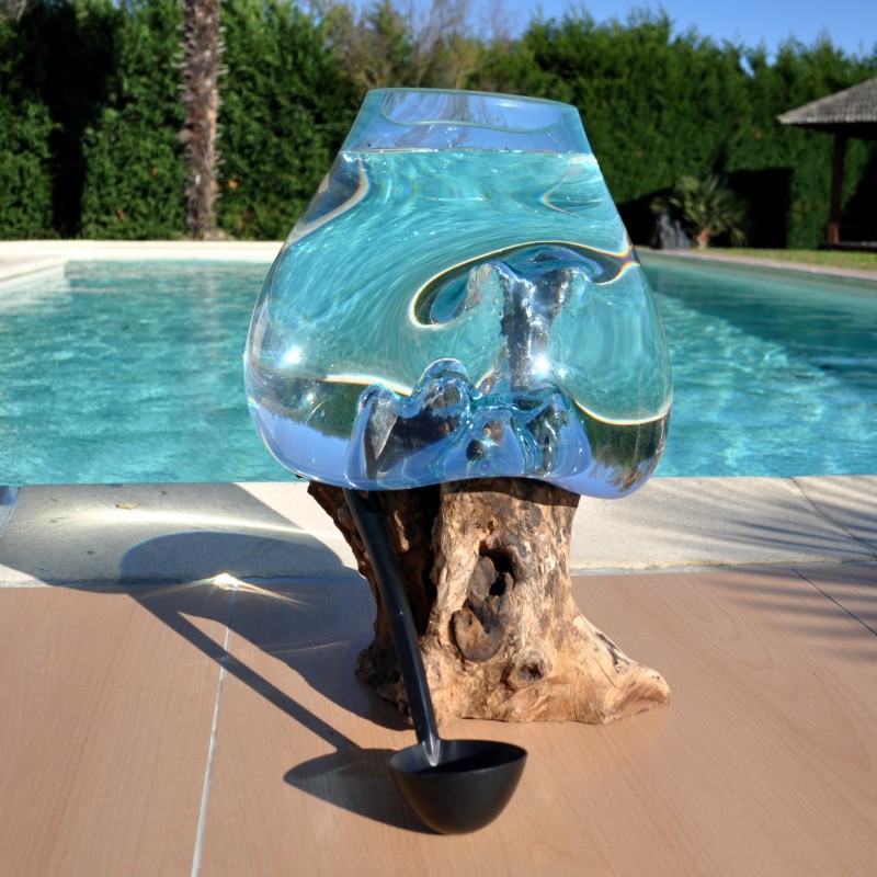 Verre recyclé soufflé en fusion sur du bois flotté