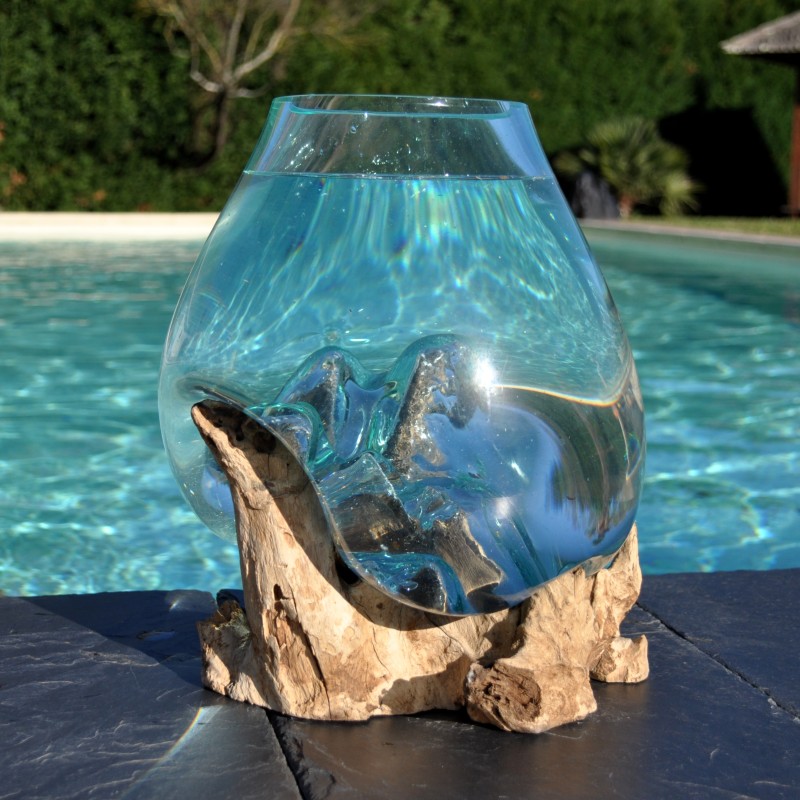 Verre recyclé soufflé en fusion sur du bois flotté
