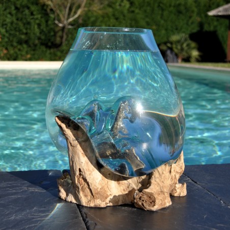Verre recyclé soufflé en fusion sur du bois flotté