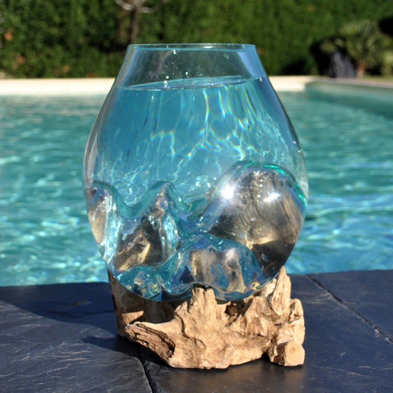 Verre recyclé soufflé et moulé en fusion sur du bois flotté de teck