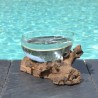 Un terrarium, saladier ou ramequin en verre recyclé soufflé coulé en fusion sur du bois flotté.