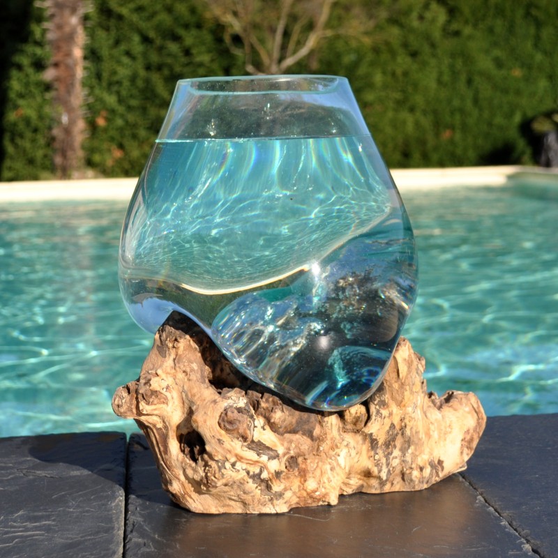 Verre recyclé soufflé en fusion sur du bois flotté