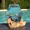 Verre recyclé soufflé en fusion sur du bois flotté