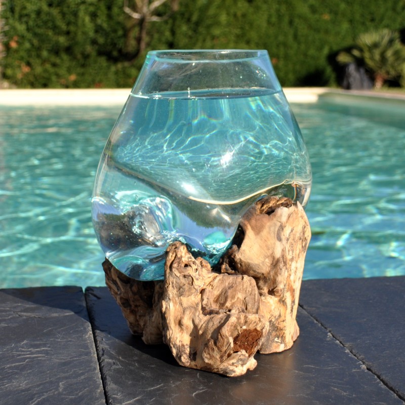 Verre recyclé soufflé et moulé en fusion sur du bois flotté de teck