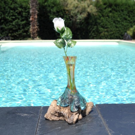 Un soliflore en verre recyclé fondu puis soufflé en fusion sur du bois flotté et le verre se sort pour le lavage