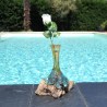 Un soliflore en verre recyclé fondu puis soufflé en fusion sur du bois flotté et le verre se sort pour le lavage