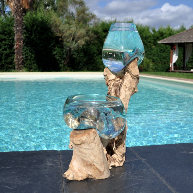 Un vase et un saladier en verre recyclé soufflé en fusion directement sur du bois flotté, les verres sont amovibles