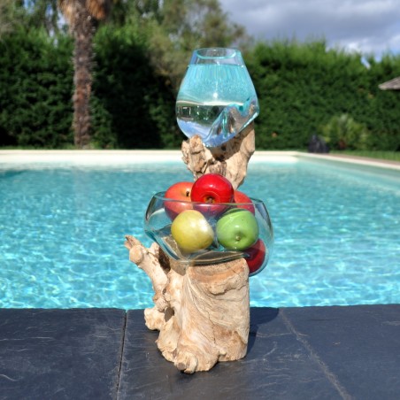 Un vase et un terrarium en verre recyclé soufflé en fusion directement sur du bois flotté, les verres sont amovibles