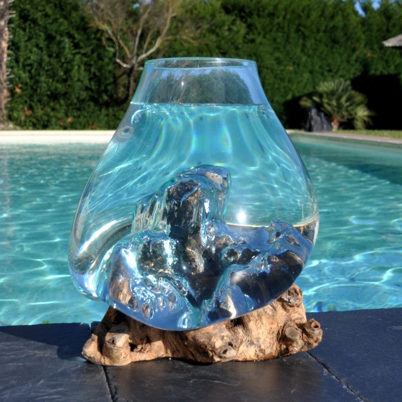 Verre recyclé soufflé et moulé en fusion sur du bois flotté de teck