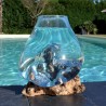 Verre recyclé soufflé et moulé en fusion sur du bois flotté de teck