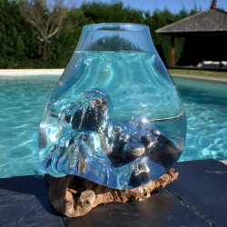 Verre recyclé soufflé en fusion sur du bois flotté