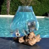 Un splendide aquarium ou bol à punch en verre recyclé soufflé sur du bois flotté.