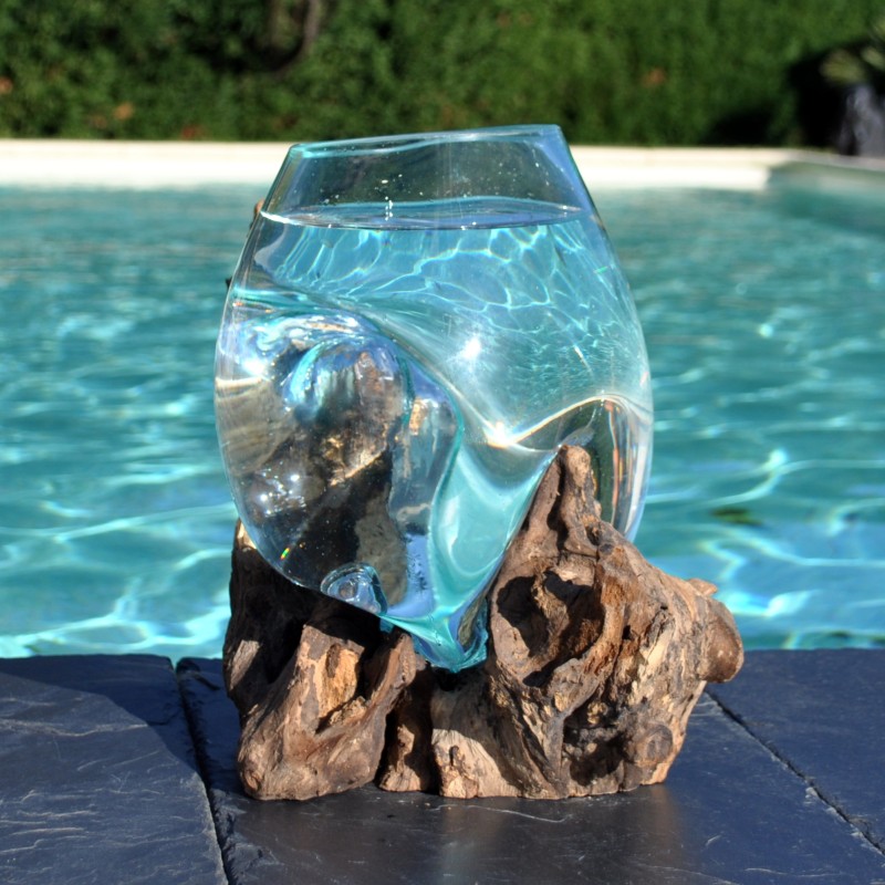 Un bol à punch en verre recyclé soufflé à la bouche en fusion sur du bois flotté, le vase est amovible pour le lavage.