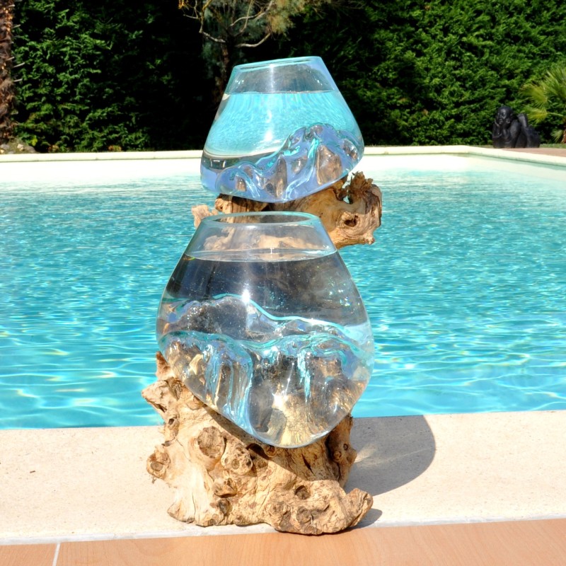 2 aquariums en verre recyclé soufflé en fusion directement sur du bois flotté, les verres sont amovibles