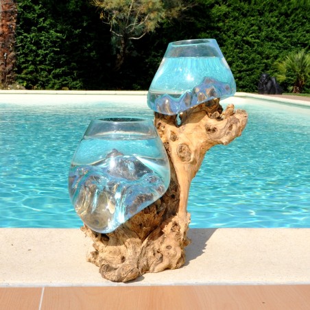 Deux aquariums en verre recyclé soufflé en fusion directement sur du bois flotté, les verres sont amovibles