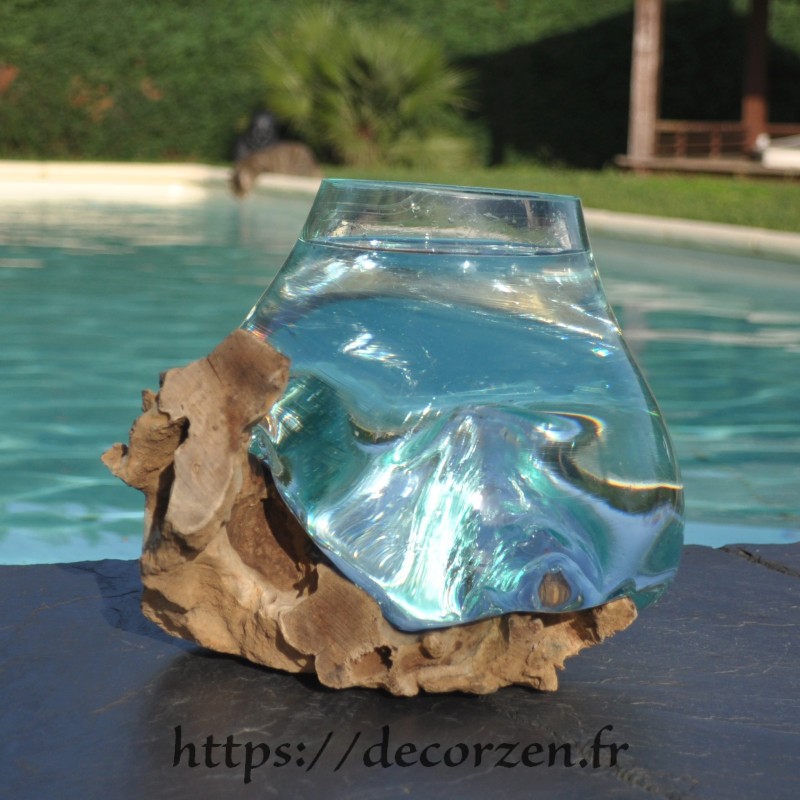Verre recyclé soufflé en fusion sur du bois flotté