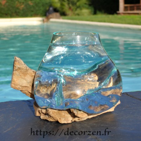 Verre recyclé soufflé et moulé en fusion sur du bois flotté de teck