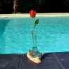 Un soliflore en verre recyclé soufflé en fusion sur du bois flotté et le verre se sort pour le lavage