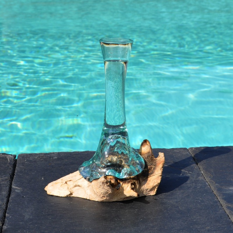Un soliflore en verre recyclé fondu puis soufflé en fusion sur du bois flotté et le verre se sort pour le lavage