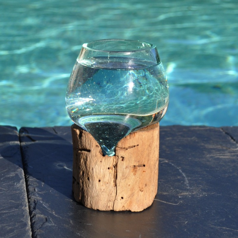 Un vase en verre soufflé et moulé sur du bois