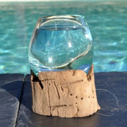 Tasse à café en verre recyclé soufflé à la bouche en fusion sur du bois flotté.